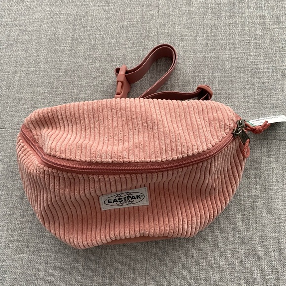 Large Fanny pack never used with tags - Picture 6 of 8